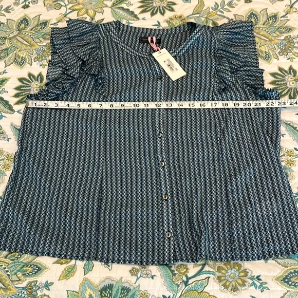 NWT Vineyard Vines Button Front Flutter Sleeve top, size L. - Picture 6 of 10